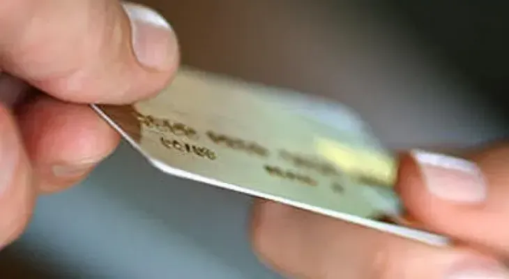 Establecen por sentencia que comercios deben requerir identificación al cliente cuando pague con tarjeta
