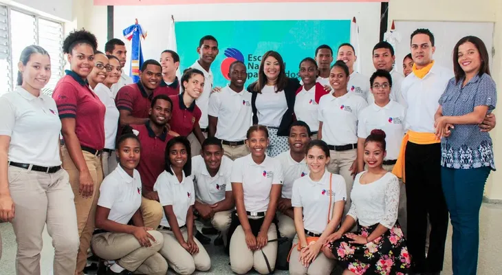 Ministerio de la Juventud otorga 100 becas a jóvenes con discapacidad auditiva