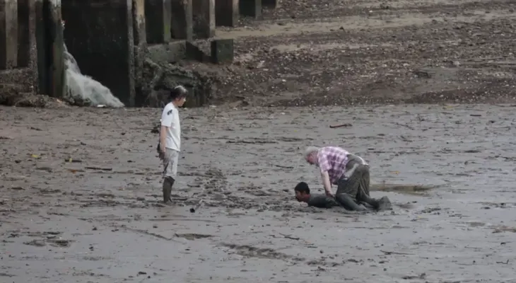 Un tailandés salva a dos turistas noruegos atrapados en el lodo