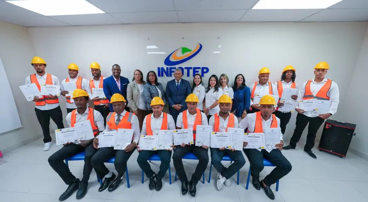 INFOTEP certifica 12 participantes como operadores de retroexcavadora