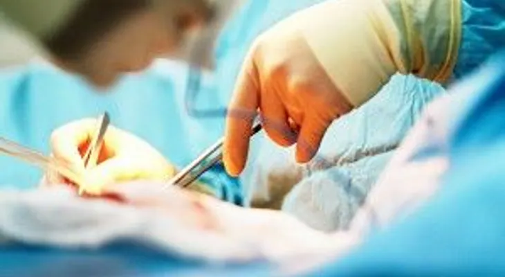 Indemnizan con casi 1 millón de dólares a hombre que extirparon un testículo equivocado 