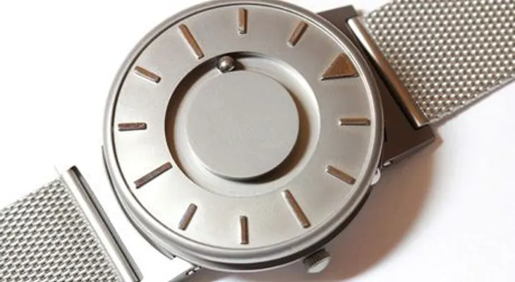 Reloj para ciegos tiene éxito entre los que sí ven
