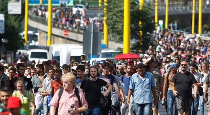 Refugiados en Hungría parten a pie hacia Austria