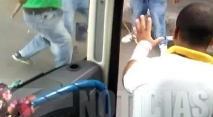 Varias personas heridas durante trifulca con machetes, palo y armas, por control ruta de guagua en SPM