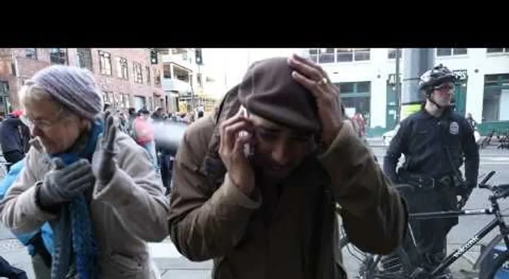 Policía EE.UU. rocía con gas joven que habla por teléfono (Video)