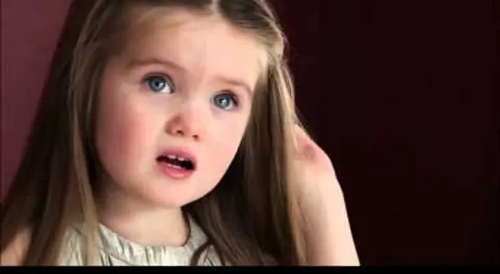 Niña dona su pelo para los enfermos de cáncer (VIDEO)