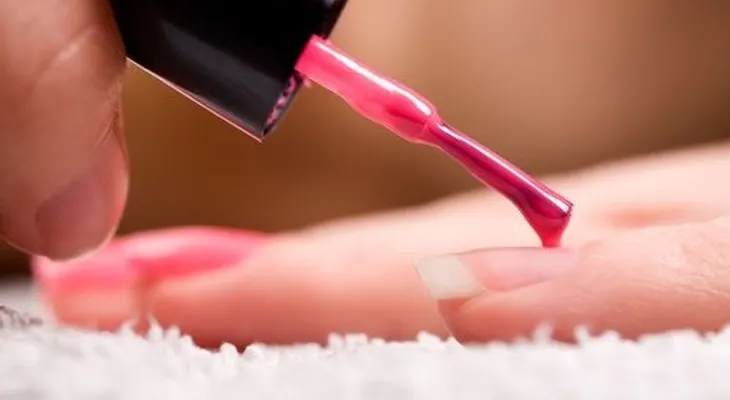 Por qué se descascara el esmalte de uñas