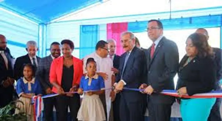 Danilo Medina junto al ministro Andrés Navarro entrega un centro educativo de 29 aulas en Guanuma, Santo Domingo Norte