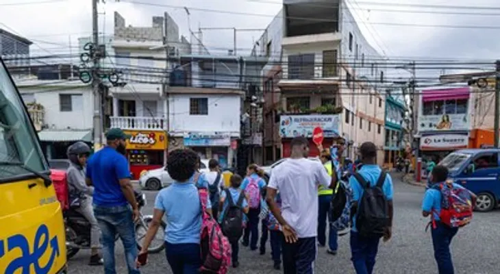Así funciona el TRAE: una guagua, varias escuelas y una rutina que arranca a las 6:00 de la mañana