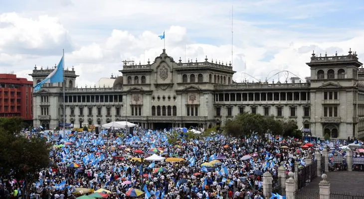 Miles de guatemaltecos exigen la renuncia de Pérez Molina