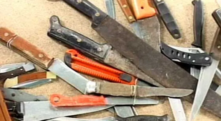 Fundación intercambia armas blancas por cuadernos