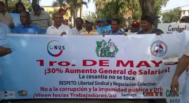 Con marchas celebran el Día del Trabajo en Santiago; reclaman aumento salarial  