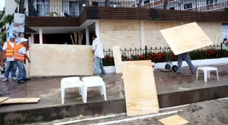 Evacuaciones y compras masivas ante la inminente llegada del huracán Patricia en México