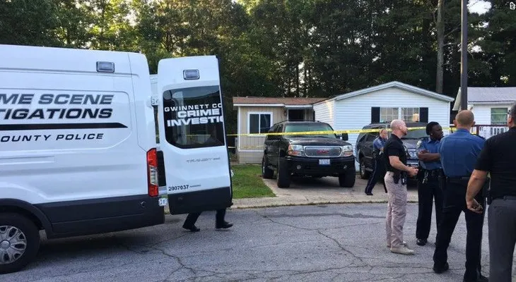 Encuentran asesinados un padre y sus cuatro hijos en una casa de Georgia
