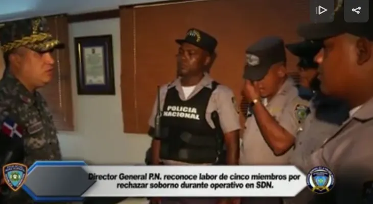Director PN felicita a cinco agentes que rechazaron un soborno; uno de ellos irrumpe en lágrimas 