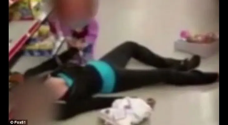 FUERTE VIDEO: Una niña ruega a su madre que se levante cuando está inerte por sobredosis (18+)