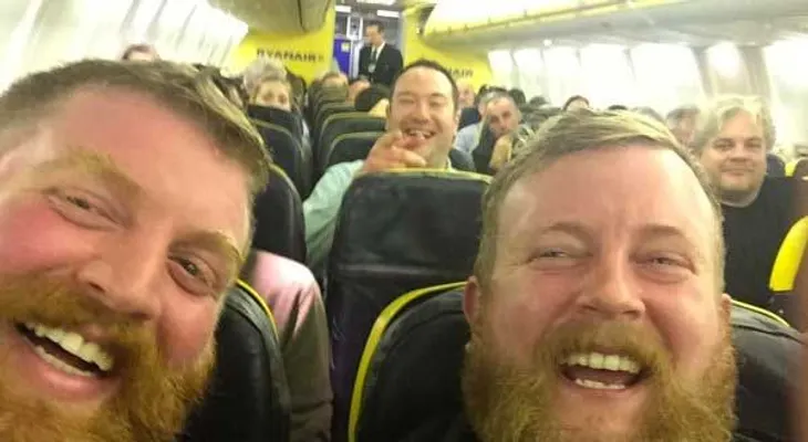 Exactamente iguales, dos hombres que se conocieron en un avión