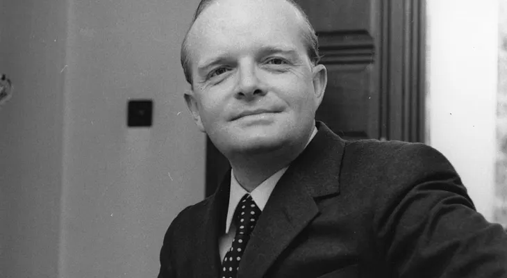 Subastarán las cenizas del escritor Truman Capote