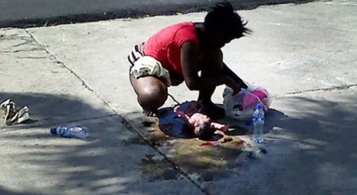 Haitiana da a luz en plena calle, tomó el bebé e intentó lanzarlo por el elevado
