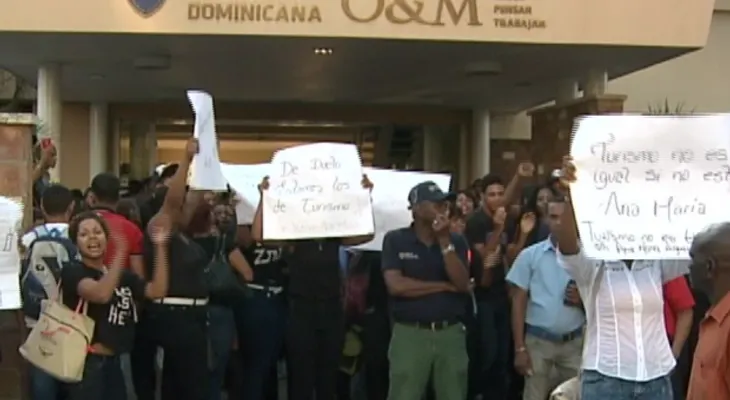 Estudiantes protestan en O & M por reposición de una coordinadora académica