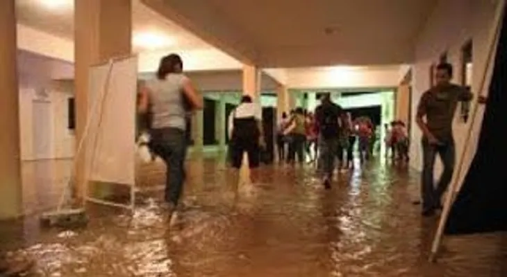 Aguacero provoca inundaciones en recinto universitario de SF