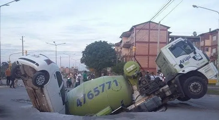 Socavón inmenso en plena calle se traga un camión y un automóvil en Argentina (2)