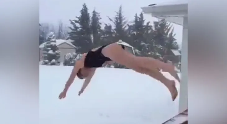 Miles de valientes desafían en traje de baño la Snowzilla
