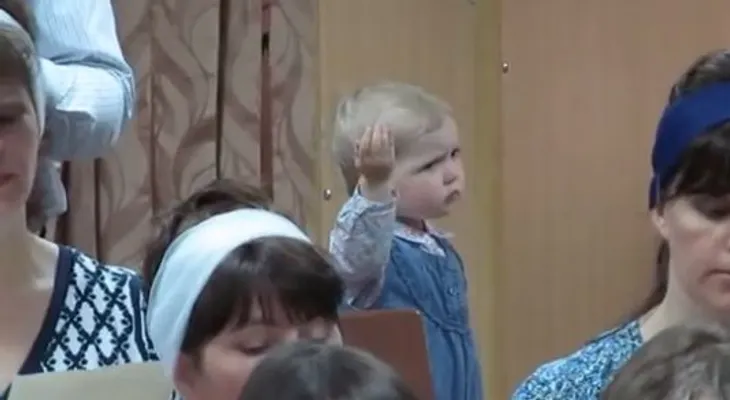 Una niña dirige un coro como los mejores directores del mundo