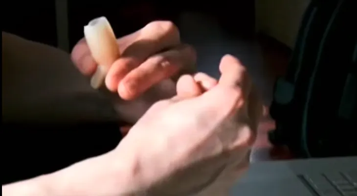 El increíble hombre que usa su dedo como memoria usb. Mira como lo hace?