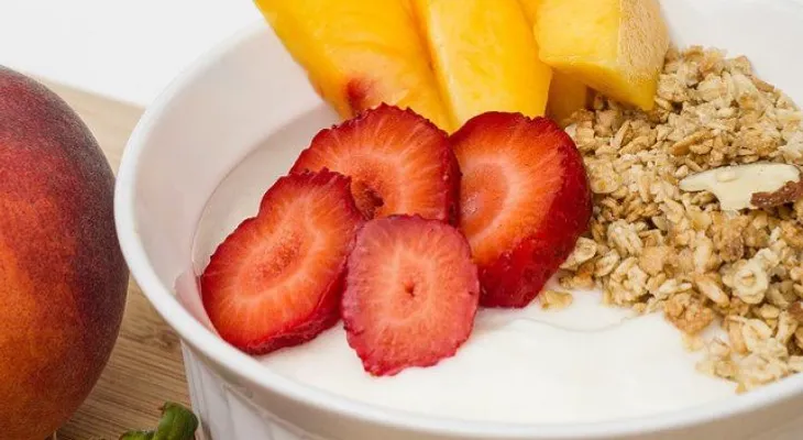¿Por qué combinar frutas con yogurt trae beneficios?