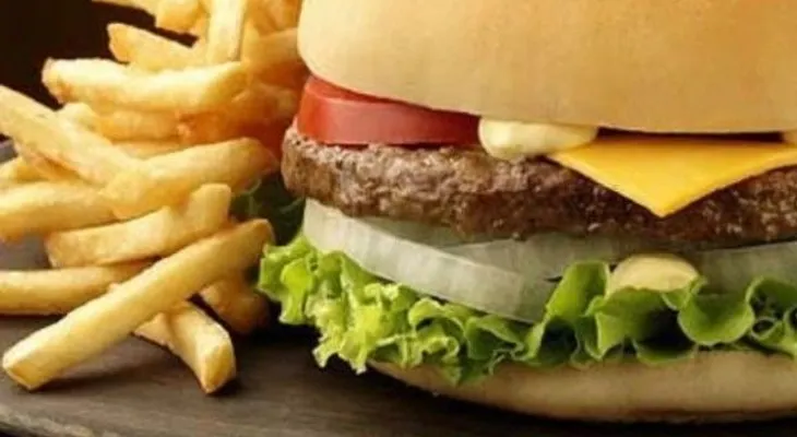 8 platos tienen más calorías que una hamburguesa con queso