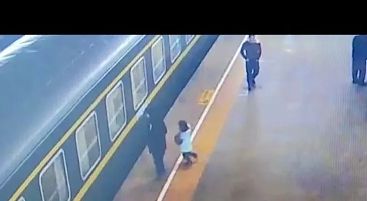 ¡Párenlo!: Una niña cae a las vías del tren antes que este arranque