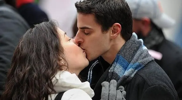 ¿Un beso de 10 segundos transfiere 80 millones de bacterias