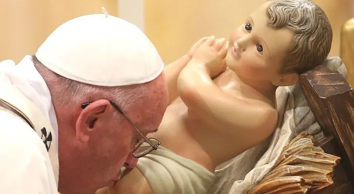 El papa pide sobriedad y huir de los lujos y el consumismo en la Misa del Gallo