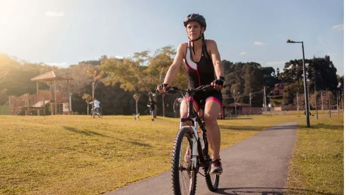 El ciclismo mejora el ánimo y la concentración después de los 40