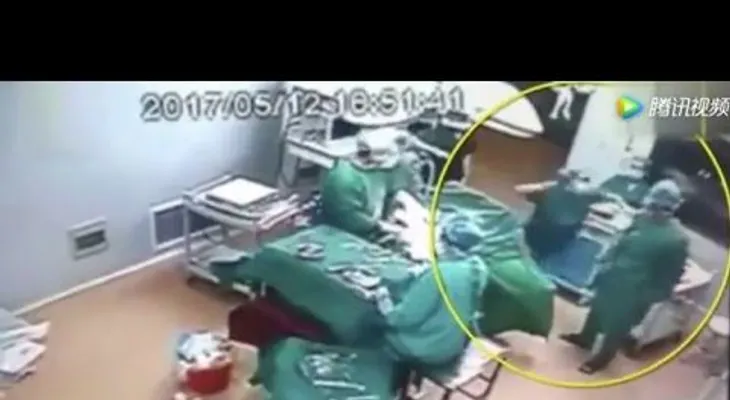 Dos médicos se van a los puños en el lugar menos esperado