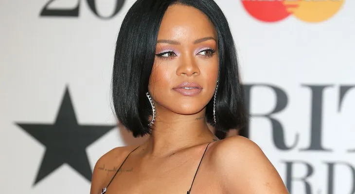 El "homenaje" de Rihanna a la reina Isabel II que escandalizó al Reino Unido