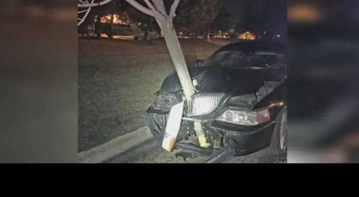 Mujer borracha choca un árbol y sigue como si nada  (VIDEO)
