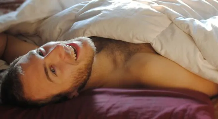 4 razones por las que los hombres deberían preferir dormir desnudos