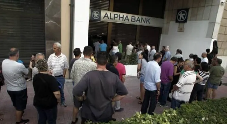 Grecia cierra bancos y controla retiros de dinero