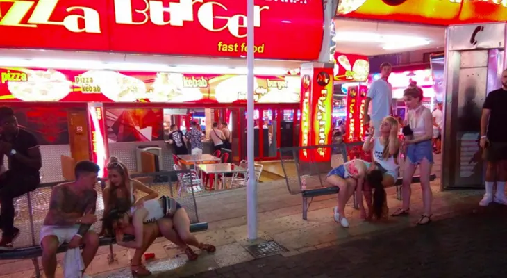 Las vergonzantes fotos de descontrol etílico y sexual en una playa española