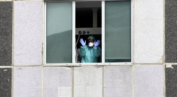 Más del 10% infectados con coronavirus en España son médicos y enfermeros