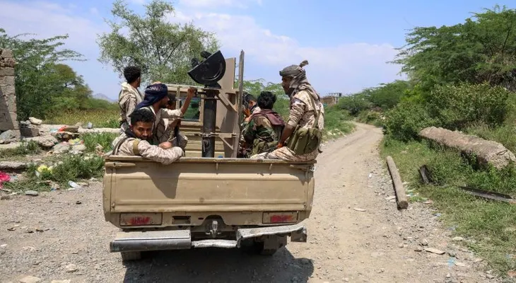 Gobierno de Yemen respaldado por Arabia Saudita lanza ofensiva contra los hutíes apoyados por Irán