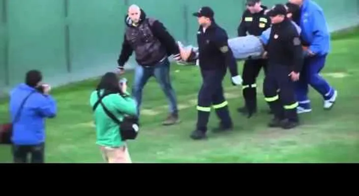 Un hincha cae desde el cielo al campo del fútbol en pleno partido
