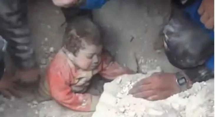 Video: conmovedor rescate de un niño enterrado y con vida en Siria