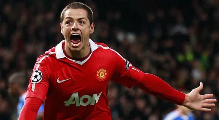 Futbolista mexicano Chicharito se rompe mano derecha al caer por escaleras