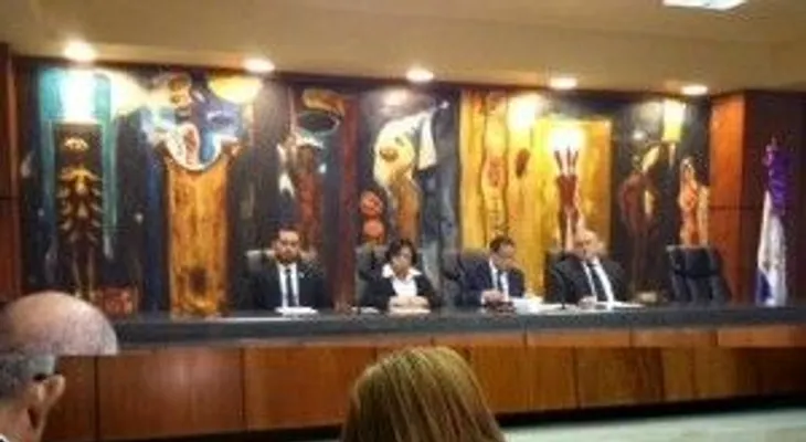 Posponen para diciembre juicio a jueces acusados de corrupción