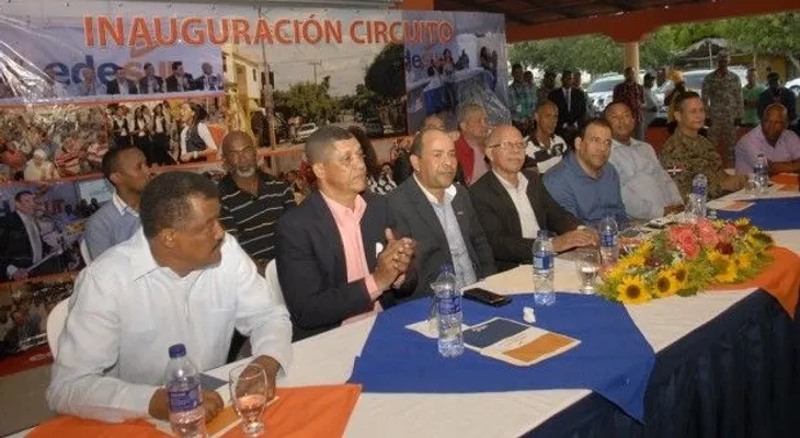 EDESUR pone en 24 horas comunidades e ilumina playa Azua