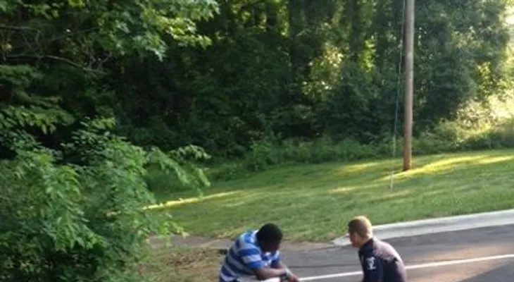 Se viraliza foto foto de un policía que consuela a un joven autista 