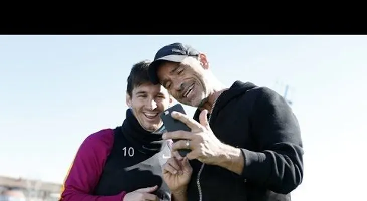 Messi se supera ante Eros Ramazzotti marcando un gol imposible